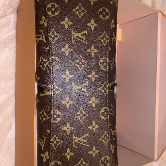 V TOTE MM Louis Vuitton - Picture 3 of 8